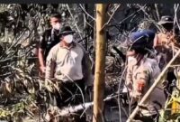 UJI METODE PEMADAMAN - Kapolda Kalsel Irjen Pol Rosyanto Yudha Hermawan bersama jajaran memantau penanganan karhutla di kawasan Guntung Damar, Banjarbaru. 
(foto:istimewa/tangkapan layar ).