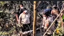 UJI METODE PEMADAMAN - Kapolda Kalsel Irjen Pol Rosyanto Yudha Hermawan bersama jajaran memantau penanganan karhutla di kawasan Guntung Damar, Banjarbaru. 
(foto:istimewa/tangkapan layar ).