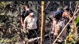 UJI METODE PEMADAMAN - Kapolda Kalsel Irjen Pol Rosyanto Yudha Hermawan bersama jajaran memantau penanganan karhutla di kawasan Guntung Damar, Banjarbaru. 
(foto:istimewa/tangkapan layar ).