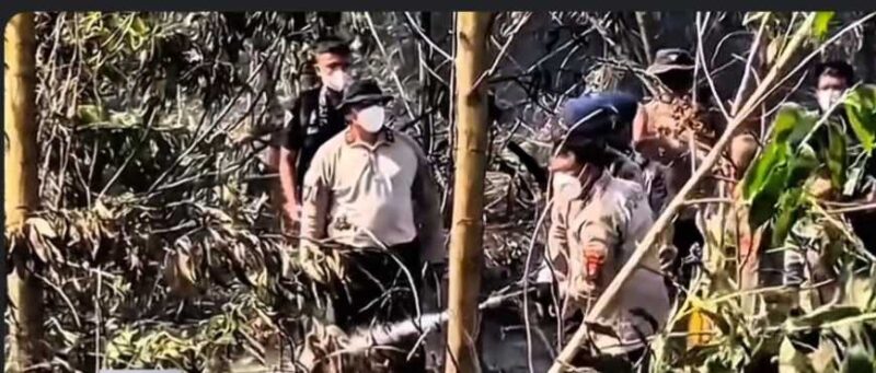 UJI METODE PEMADAMAN - Kapolda Kalsel Irjen Pol Rosyanto Yudha Hermawan bersama jajaran memantau penanganan karhutla di kawasan Guntung Damar, Banjarbaru. 
(foto:istimewa/tangkapan layar ).