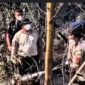 UJI METODE PEMADAMAN - Kapolda Kalsel Irjen Pol Rosyanto Yudha Hermawan bersama jajaran memantau penanganan karhutla di kawasan Guntung Damar, Banjarbaru. 
(foto:istimewa/tangkapan layar ).