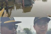 Ketua Komisi III  Kota Banjarmasin Muhammad Ridho Akbar, S.T.  (bawah ) bersama anggota DPRD Dapil Banjarmasin Selatan Nurrahman
saat meninjau langsung lokasi ambruknya Jembatan Saka Harang di Mantuil, Banjarmasin Selatan, Minggu (30/8/2026). Ia datang ke TKP kurang dari sejam setelah kejadian (Foto Mercy)