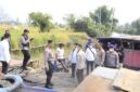 PENYEBERANGAN GRATIS - Beberapa anggota terus berjaga guna membantu warga yang menyeberang saat naik maupun turun klotok besar di Jembatan Mantuil, Kecamatan Banjarmasin Selatan, Senin (31/8/2026). (foto:istimewa)