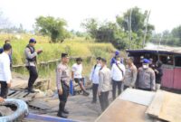 PENYEBERANGAN GRATIS - Beberapa anggota terus berjaga guna membantu warga yang menyeberang saat naik maupun turun klotok besar di Jembatan Mantuil, Kecamatan Banjarmasin Selatan, Senin (31/8/2026). (foto:istimewa)