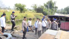 PENYEBERANGAN GRATIS - Beberapa anggota terus berjaga guna membantu warga yang menyeberang saat naik maupun turun klotok besar di Jembatan Mantuil, Kecamatan Banjarmasin Selatan, Senin (31/8/2026). (foto:istimewa)