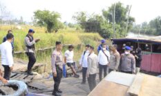Warga Tetap Bisa Beraktivitas, Polresta Banjarmasin Sediakan Perahu Gratis di Mantuil