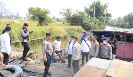 Warga Tetap Bisa Beraktivitas, Polresta Banjarmasin Sediakan Perahu Gratis di Mantuil