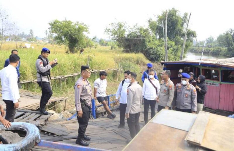 PENYEBERANGAN GRATIS - Beberapa anggota terus berjaga guna membantu warga yang menyeberang saat naik maupun turun klotok besar di Jembatan Mantuil, Kecamatan Banjarmasin Selatan, Senin (31/8/2026). (foto:istimewa)