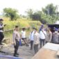 PENYEBERANGAN GRATIS - Beberapa anggota terus berjaga guna membantu warga yang menyeberang saat naik maupun turun klotok besar di Jembatan Mantuil, Kecamatan Banjarmasin Selatan, Senin (31/8/2026). (foto:istimewa)