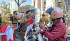 Meriahkan Kemerdekaan RI Dengan Bagi-Bagi Bendera Merah Putih