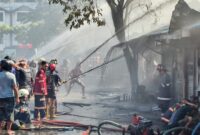 Proses Pemadaman Kebakaran di pasar teluk dalam bannjarmasin (Dok/Jodi)