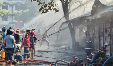 Kebakaran Hebat Hanguskan Belasan Bangunan di Pasar Teluk Dalam