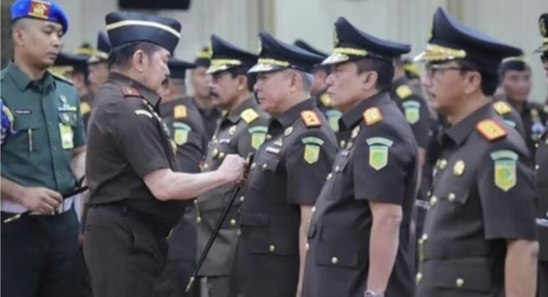 Jaksa Agung Sanitiar Burhanuddin resmi melantik 15 Kepala Kejaksaan Tinggi (Kajati) hingga Pejabat Eselon II di Lingkungan Kejaksaan Agung (Kejagung), pada Selasa (11/8). (Dok. Kejagung/ Istimewa)

