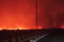 Tangkapan layar video warga yang melintas di kawasan Tumbang Nusa, Pulang Pisau, Minggu (30/8/2026) malam. Langit tampak memerah akibat kobaran api karhutla. (foto: tangkapan layar video warga)

