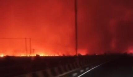 Langit Tumbang Nusa Memerah, Api Karhutla Kembali Membesar