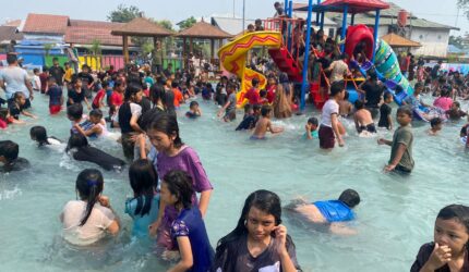 Ribuan Anak Gembira Ria Mandi di Kolam Taman Satwa dan Edukasi Secara Gratis