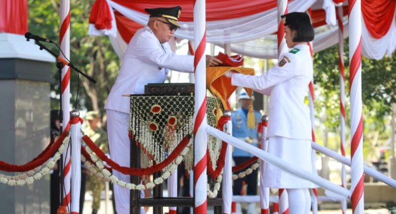 Gubernur Kalsel Haji Muhidin Menjadi Inspektur Upacara pada Peringatan HUT ke-81 Republik Indonesia di Kalimantan Selatan (foto:adpim)