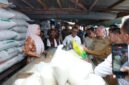 Gubernur H. Muhidin Tinjau Pasar Keramat Barabai HST, Cek Langsung Harga Bahan Pokok Pangan (foto:adpim)