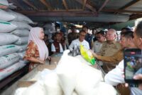 Gubernur H. Muhidin Tinjau Pasar Keramat Barabai HST, Cek Langsung Harga Bahan Pokok Pangan (foto:adpim)