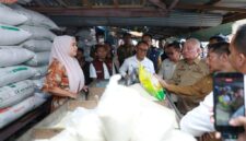 Gubernur H. Muhidin Tinjau Pasar Keramat Barabai HST, Cek Langsung Harga Bahan Pokok Pangan (foto:adpim)