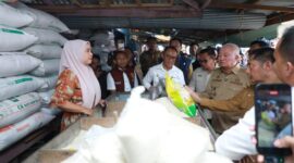 Gubernur H. Muhidin Tinjau Pasar Keramat Barabai HST, Cek Langsung Harga Bahan Pokok Pangan (foto:adpim)