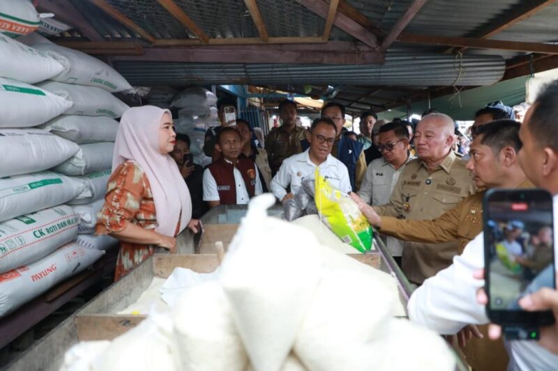 Gubernur H. Muhidin Tinjau Pasar Keramat Barabai HST, Cek Langsung Harga Bahan Pokok Pangan (foto:adpim)