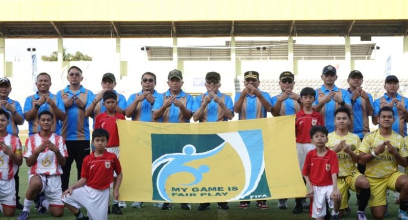 Gubernur Muhidin Resmi Buka Turnamen Sepak Bola Gubernur Cup Road to Pangdam XXII/Tambun Bungai Cup 2026 (foto:adpim)