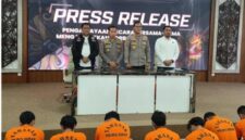 PENGEROYOKAN MAUT – Polisi menetapkan sembilan orang sebagai tersangka dalam kasus pengeroyokan yang menewaskan warga di Kecamatan Tabang, Kutai Kartanegara. (foto: istimewa)