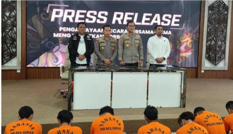 PENGEROYOKAN MAUT – Polisi menetapkan sembilan orang sebagai tersangka dalam kasus pengeroyokan yang menewaskan warga di Kecamatan Tabang, Kutai Kartanegara. (foto: istimewa)