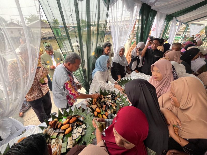 Sajian Wadai 41 Macam di Area Kegiatan Ziarah Makam ‘Raja Banjar’