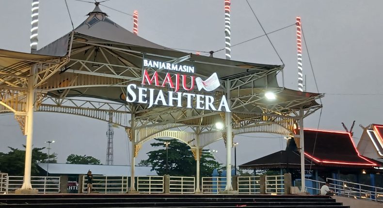 Kawasan Siring dan Balai Kota Banjarmasin Semakin Dipercantik Dengan Lampu Hias