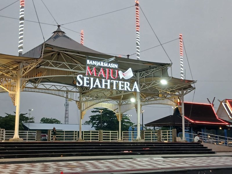 Kawasan Siring dan Balai Kota Banjarmasin Semakin Dipercantik Dengan Lampu Hias