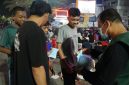Tim Siaga Bagikan 2.500 Masker di Tengah Nobar Indonesia vs Singapura