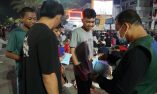 Tim Siaga Bagikan 2.500 Masker di Tengah Nobar Indonesia vs Singapura
