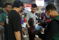 Tim Siaga Bagikan 2.500 Masker di Tengah Nobar Indonesia vs Singapura