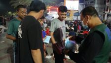 Tim Siaga Bagikan 2.500 Masker di Tengah Nobar Indonesia vs Singapura