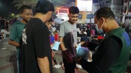Tim Siaga Bagikan 2.500 Masker di Tengah Nobar Indonesia vs Singapura
