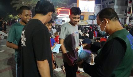 Tim Siaga Bagikan 2.500 Masker di Tengah Nobar Indonesia vs Singapura