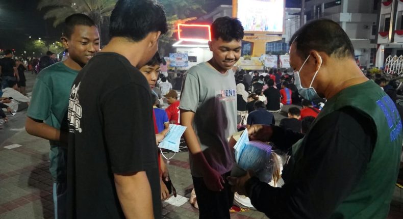 Tim Siaga Bagikan 2.500 Masker di Tengah Nobar Indonesia vs Singapura