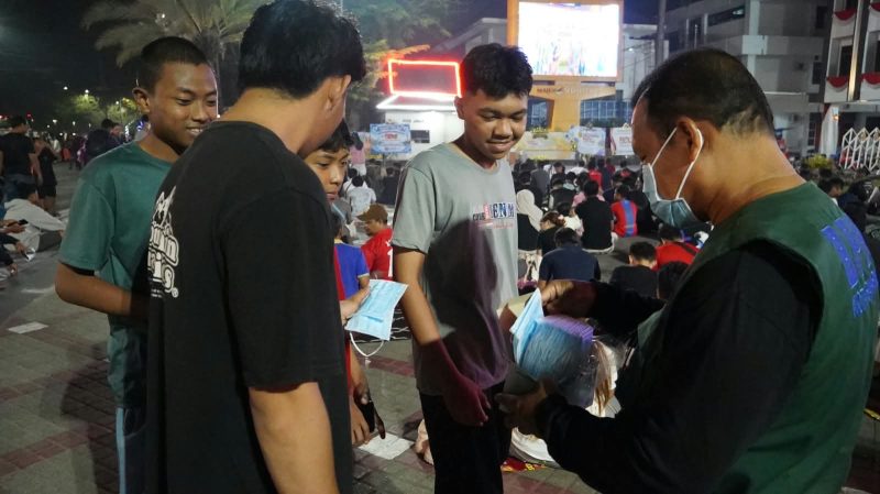 Tim Siaga Bagikan 2.500 Masker di Tengah Nobar Indonesia vs Singapura
