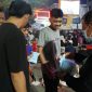 Tim Siaga Bagikan 2.500 Masker di Tengah Nobar Indonesia vs Singapura