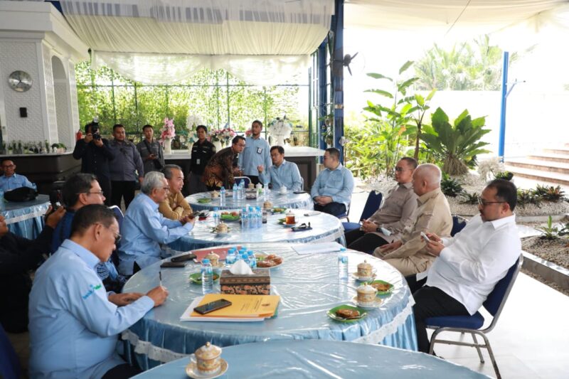Kunjungan Kerja Wakil Ketua MPR RI Disambut Gubernur Kalsel Haji Muhidin (foto: adpim)