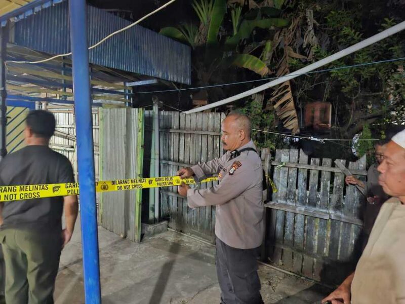 RUMAH KORBAN - Rumah korban saat dipasang garis polisi oleh pihak Polres Banjar, Senin (31/8/2026) malam. (foto:istimewa)
