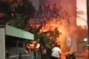API BERKOBAR - Kebakaran di Jalan Gunung Sari 2, Banjarmasin Tengah membuat warga panik sebelum unit pemadam kebakaran tiba, Selasa (1/9/2026) malam. (foto:istimewa)
