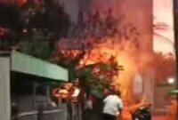 API BERKOBAR - Kebakaran di Jalan Gunung Sari 2, Banjarmasin Tengah membuat warga panik sebelum unit pemadam kebakaran tiba, Selasa (1/9/2026) malam. (foto:istimewa)
