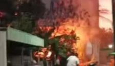 API BERKOBAR - Kebakaran di Jalan Gunung Sari 2, Banjarmasin Tengah membuat warga panik sebelum unit pemadam kebakaran tiba, Selasa (1/9/2026) malam. (foto:istimewa)