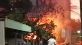 API BERKOBAR - Kebakaran di Jalan Gunung Sari 2, Banjarmasin Tengah membuat warga panik sebelum unit pemadam kebakaran tiba, Selasa (1/9/2026) malam. (foto:istimewa)
