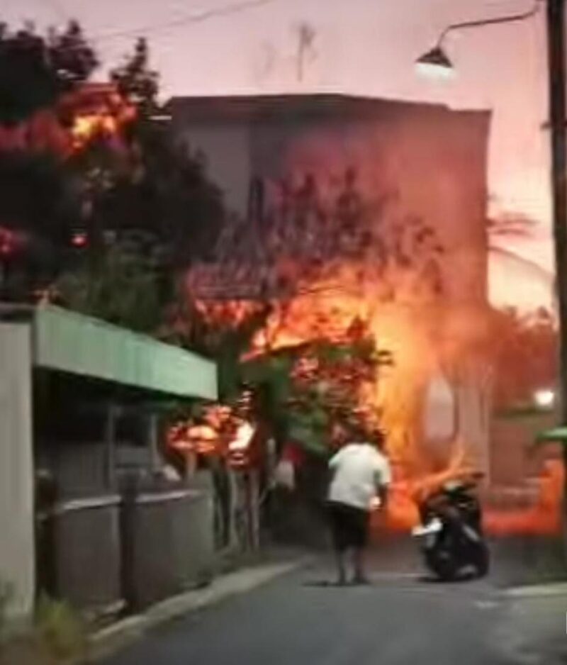API BERKOBAR - Kebakaran di Jalan Gunung Sari 2, Banjarmasin Tengah membuat warga panik sebelum unit pemadam kebakaran tiba, Selasa (1/9/2026) malam. (foto:istimewa)
