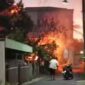 API BERKOBAR - Kebakaran di Jalan Gunung Sari 2, Banjarmasin Tengah membuat warga panik sebelum unit pemadam kebakaran tiba, Selasa (1/9/2026) malam. (foto:istimewa)
