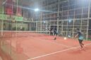 Pertandingan pekan terakhir Next Premiere League Padel antar klub di Younkis House & Court (YHC), Kota Banjarbaru, Sabtu (5/9/2026) malam. Kompetisi yang diikuti 9 klub ini menggunakan sistem liga poin. (Foto: Istimewa)